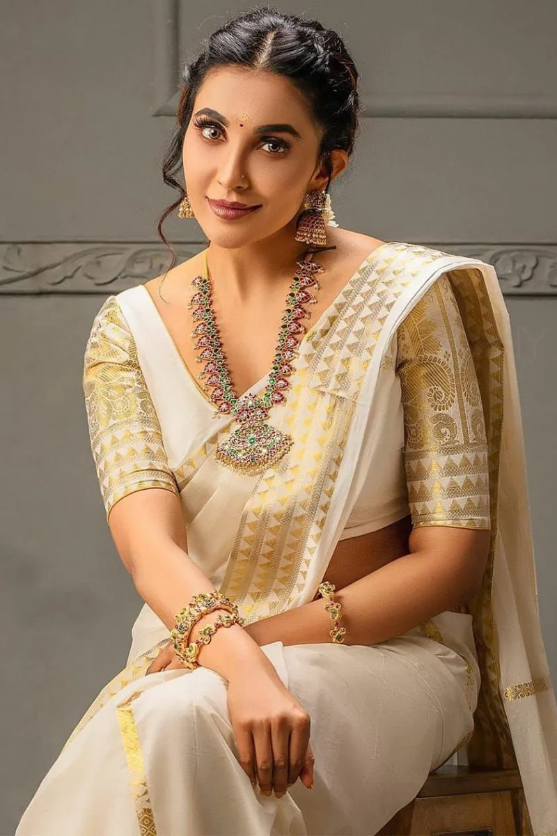 Arresting Off White Soft Silk Saree With Scrumptious Blouse Piece