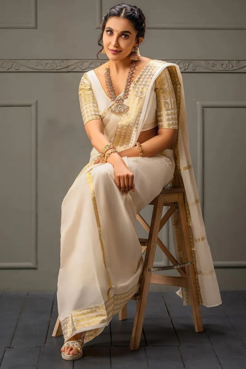 Arresting Off White Soft Silk Saree With Scrumptious Blouse Piece