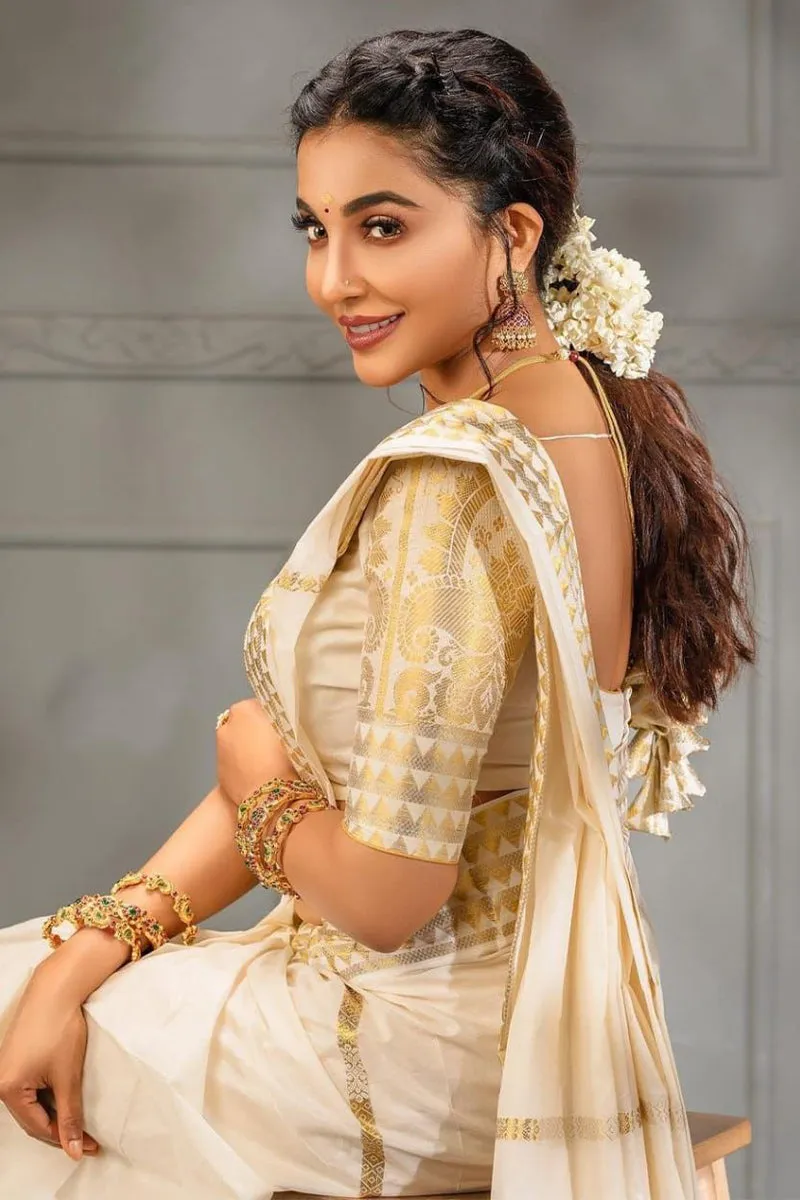 Arresting Off White Soft Silk Saree With Scrumptious Blouse Piece
