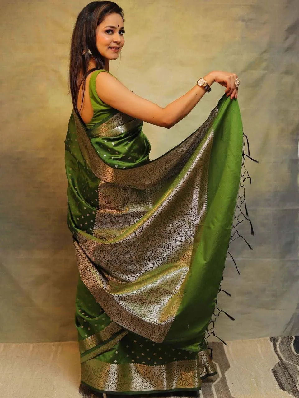 Winsome Mehndi Soft Silk Saree With Sonorous Blouse Piece